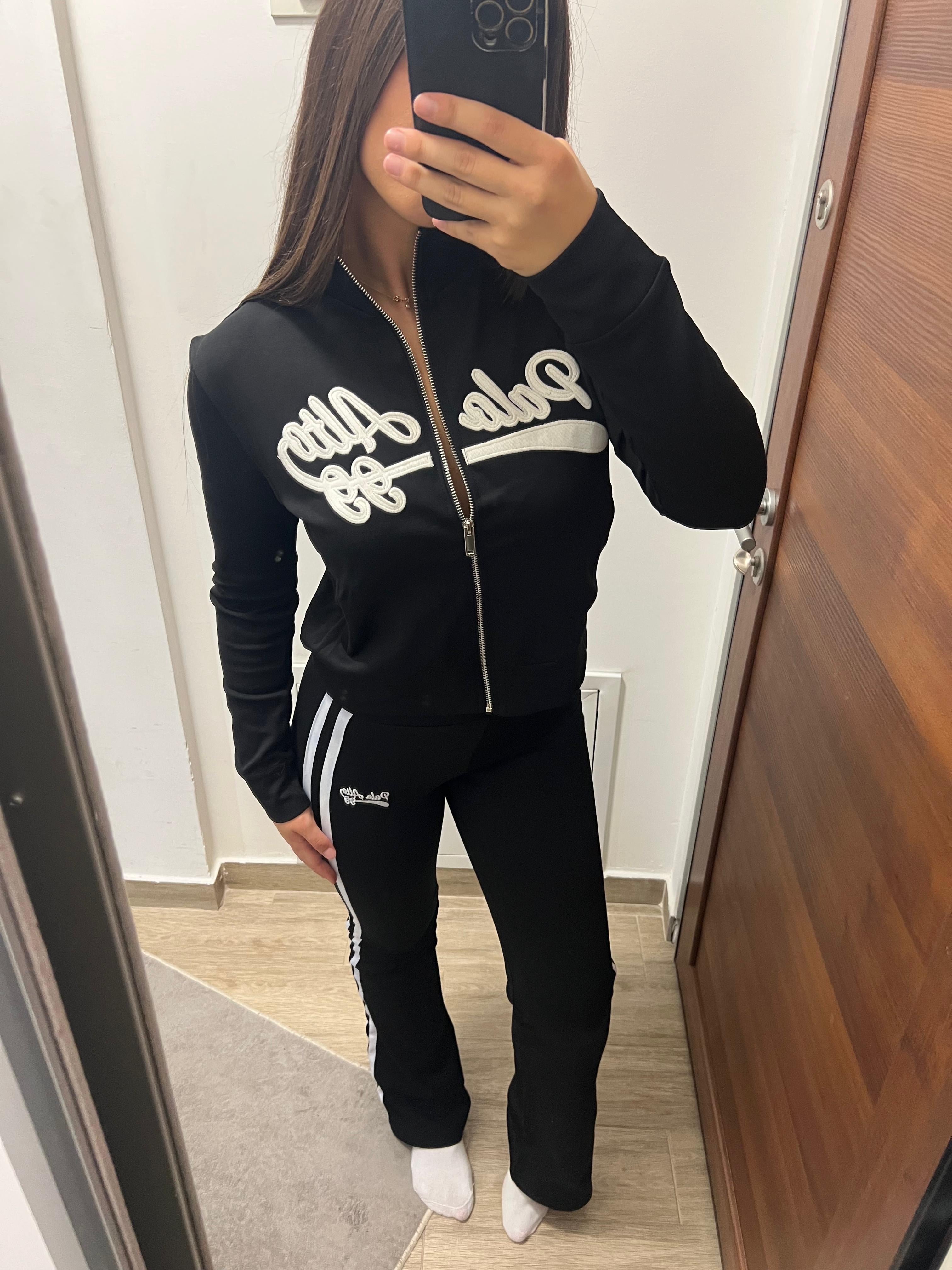 Crna trenerka sa belim detaljima ✨