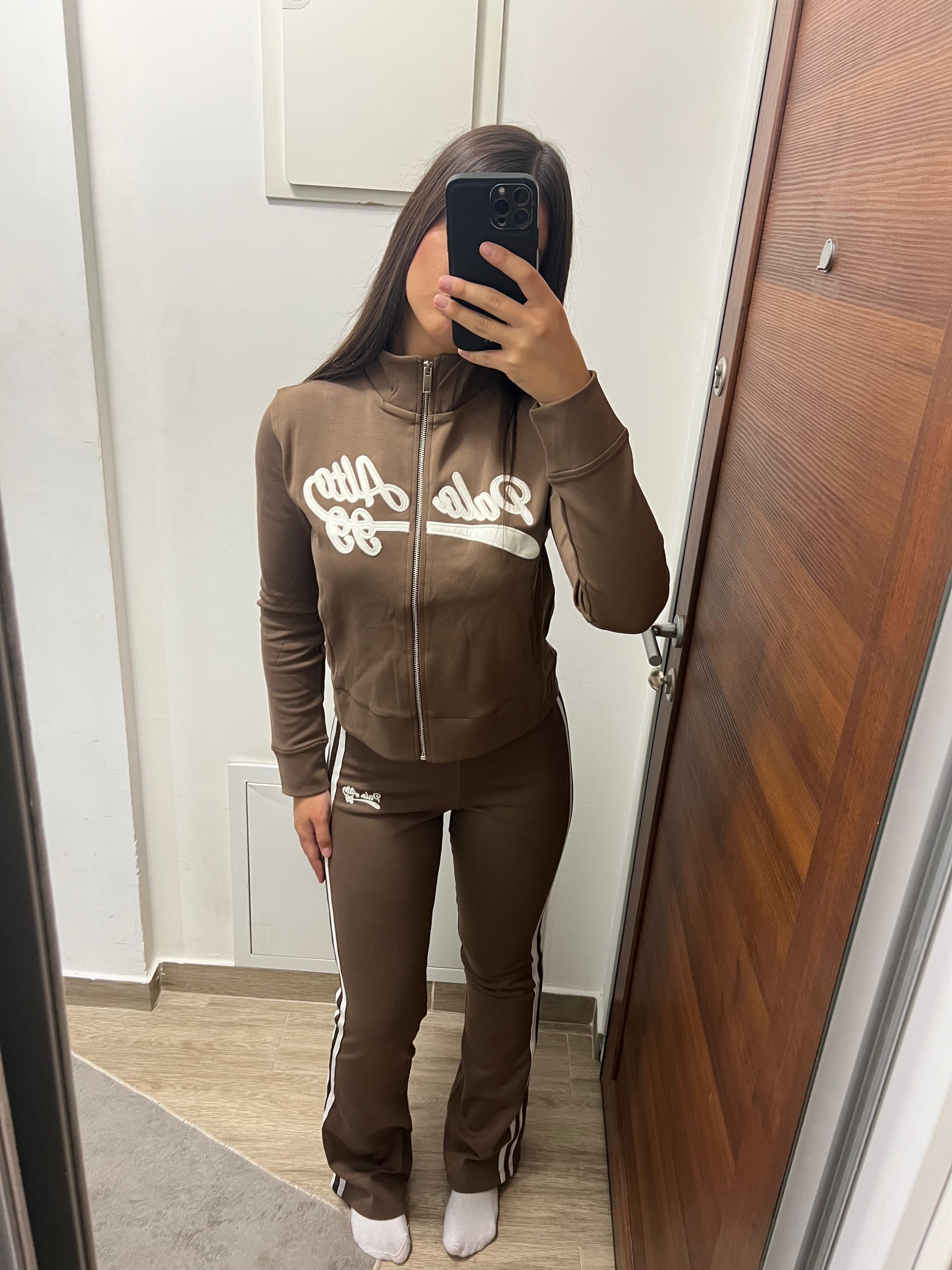 Braon trenerka sa belim detaljima