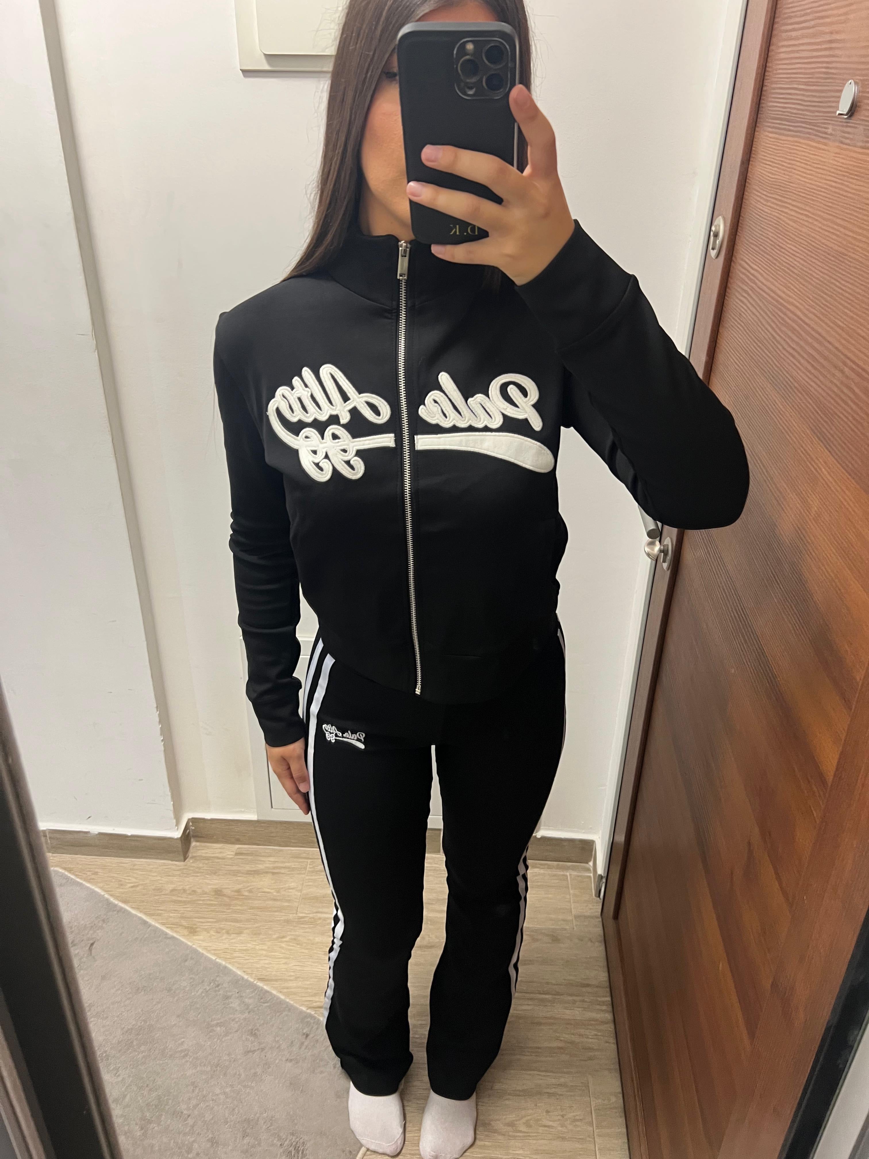 Crna trenerka sa belim detaljima ✨