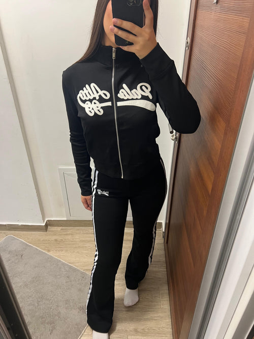 Crna trenerka sa belim detaljima ✨