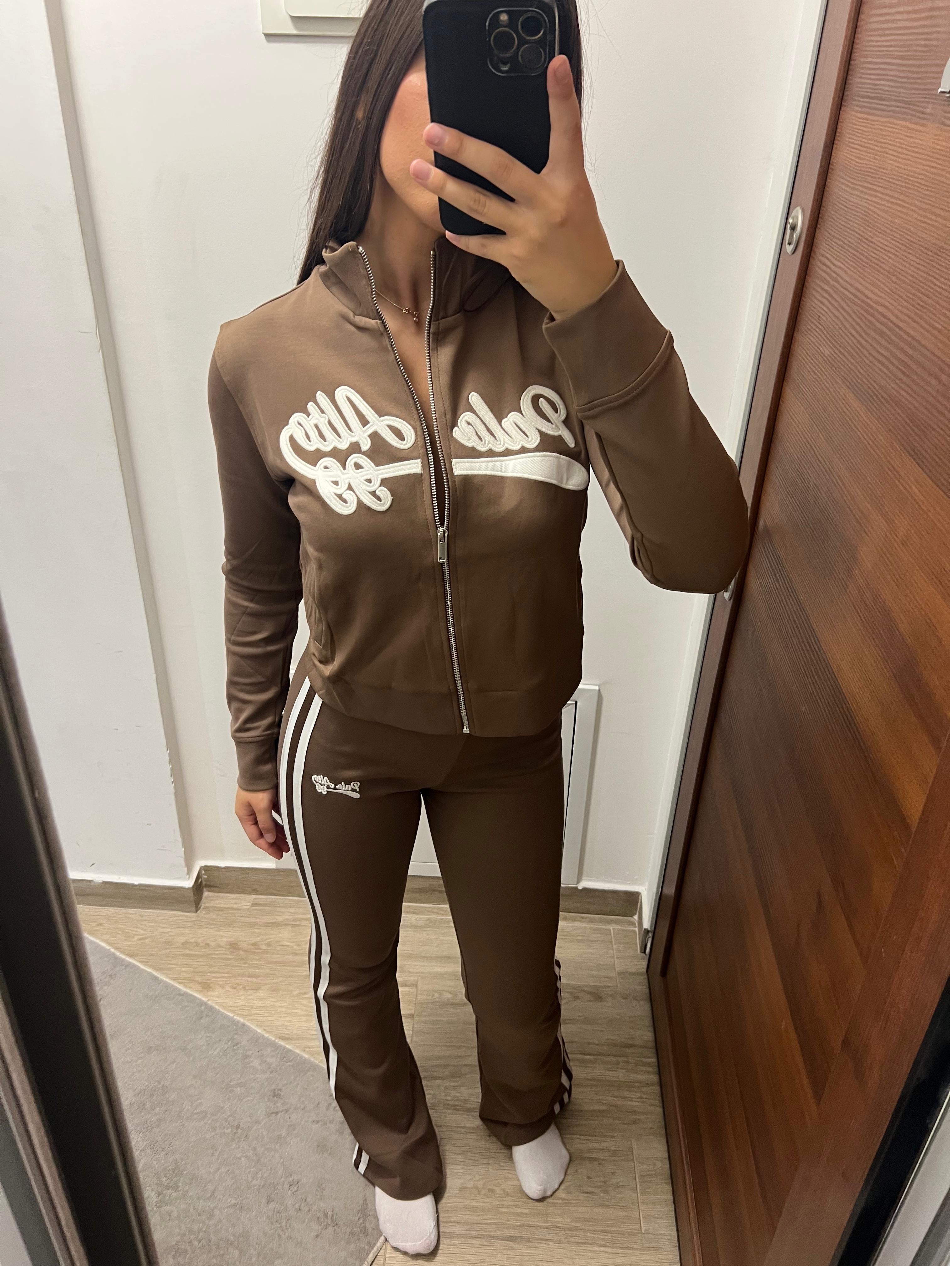 Braon trenerka sa belim detaljima