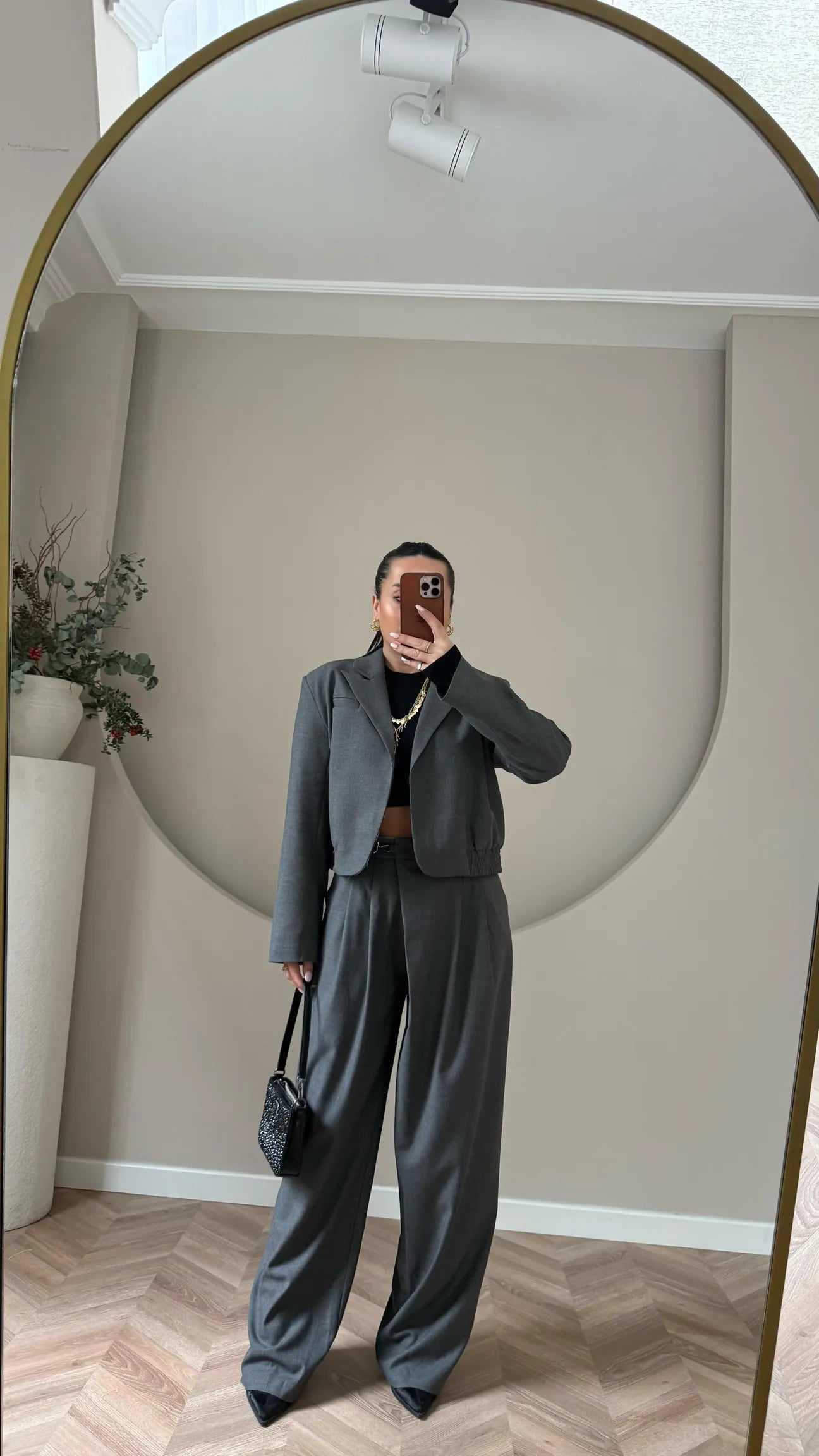 Palazzo komplet sa crop sakoom sa zlatnim detaljima 🩶