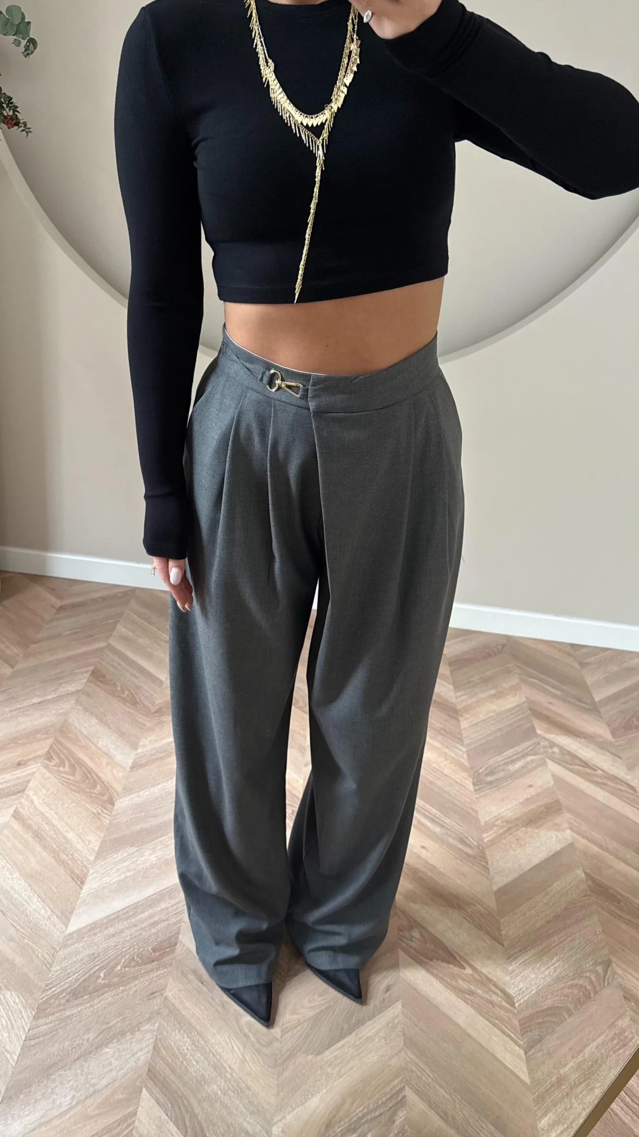 Palazzo komplet sa crop sakoom sa zlatnim detaljima 🩶