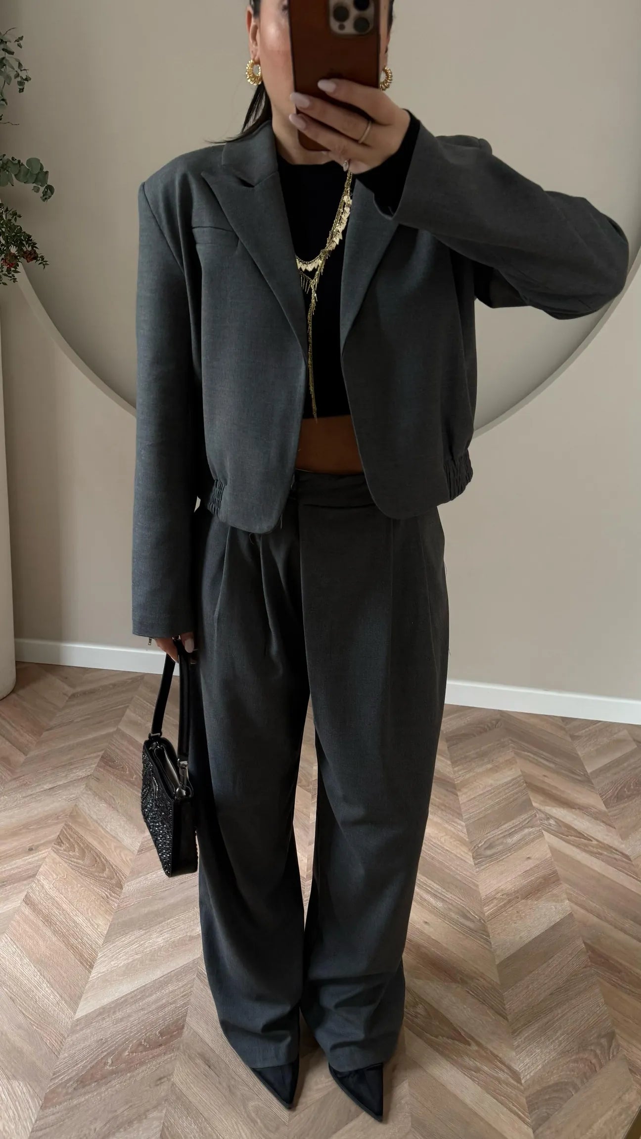 Palazzo komplet sa crop sakoom sa zlatnim detaljima 🩶