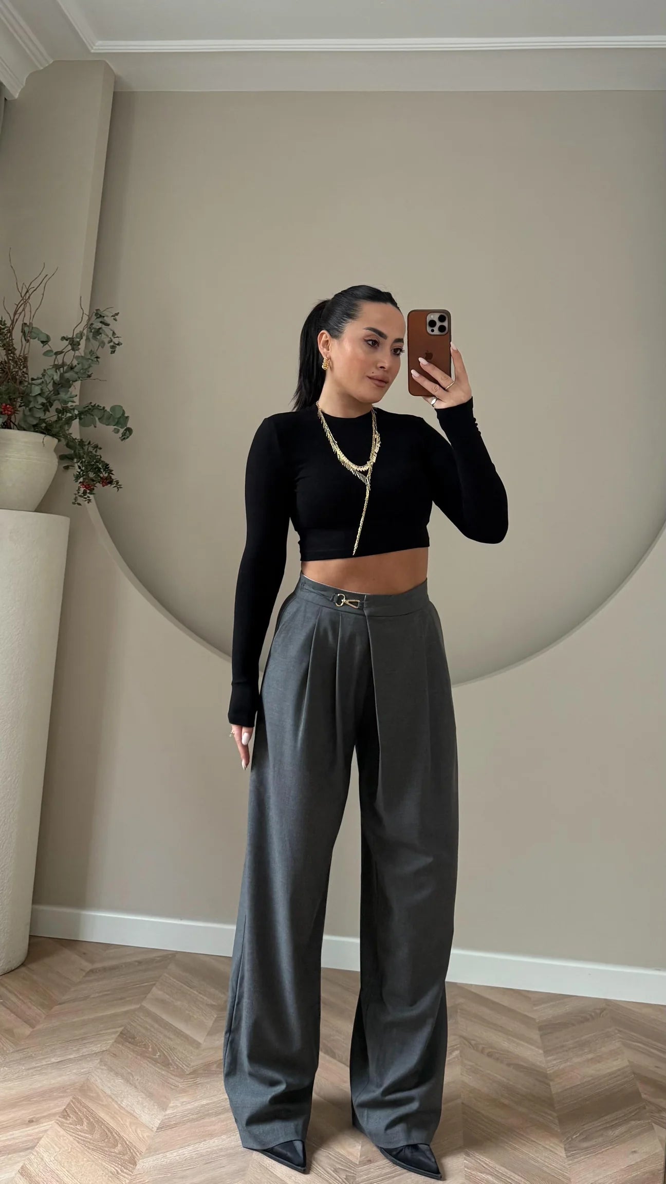 Palazzo komplet sa crop sakoom sa zlatnim detaljima 🩶