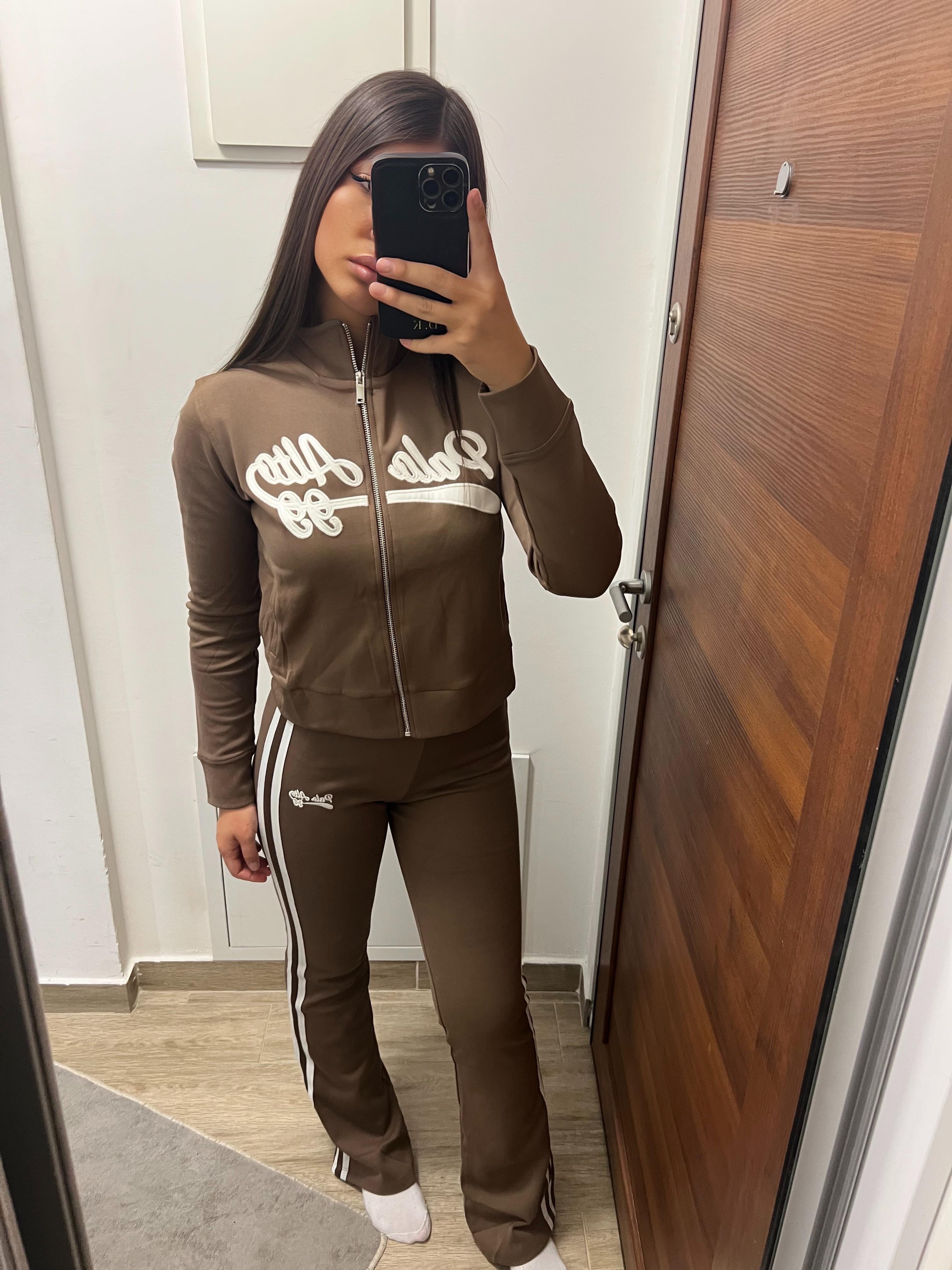 Braon trenerka sa belim detaljima